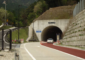 石槫トンネル三重側