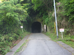切通しトンネルへ続くトンネル