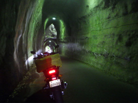 素掘りの二層式トンネル