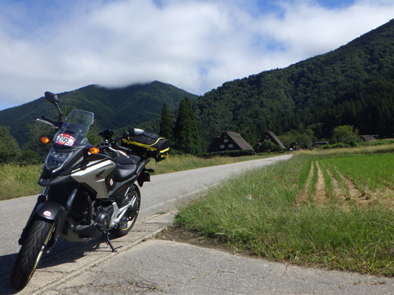 白川郷世界遺産の合掌造りとNC750X